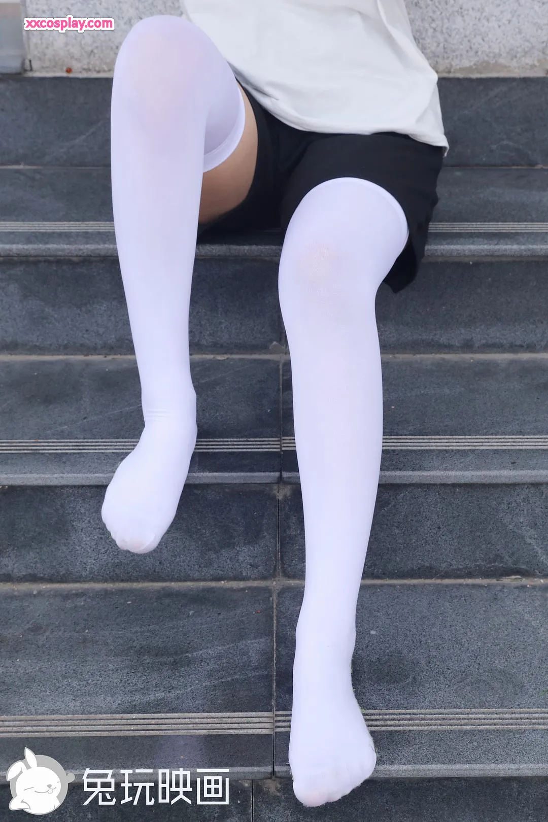 兔玩映画：足球场上的白丝